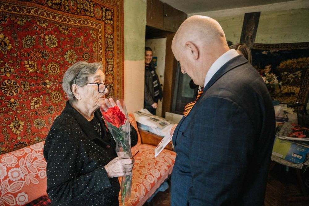В Мариуполе ветеранам вручили приветственные адреса, подарки и цветы к 9 Мая В Мариуполе ветеранам вручили приветственные адреса, подарки и цветы к 9 Мая