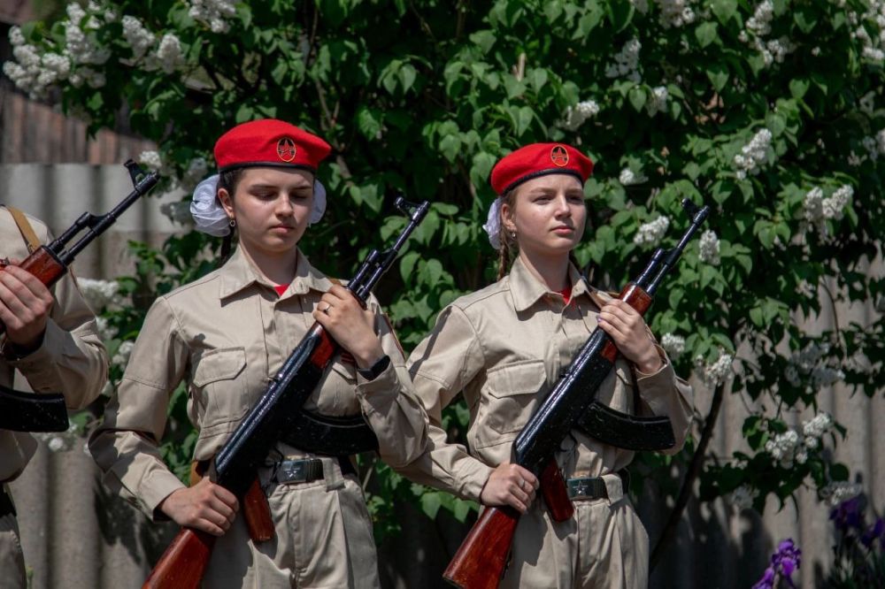 Парад ветерану. В преддверии Дня Победы знаменная группа юнармейцев ВПСК "Гагаринцы" Торезской школы №18 прошла парадным маршем для ветерана Великой Отечественной войны Пампухова Василия Михайловича Парад ветерану. В преддверии Дня Победы знаменная группа юнармейцев ВПСК "Гагаринцы" Торезской школы №18 прошла парадным маршем для ветерана Великой Отечественной войны Пампухова Василия Михайловича