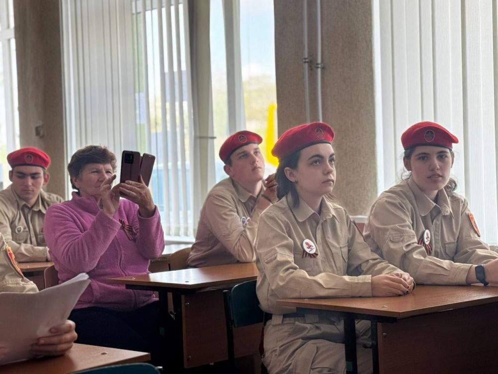 7 мая юнармейцы Ялтинского юнармейского отряда имени Героя Советского Союза К.Ф. Ольшанского провели телемост дружбы в юнармейцами Можайска 7 мая юнармейцы Ялтинского юнармейского отряда имени Героя Советского Союза К.Ф. Ольшанского провели телемост дружбы в юнармейцами Можайска