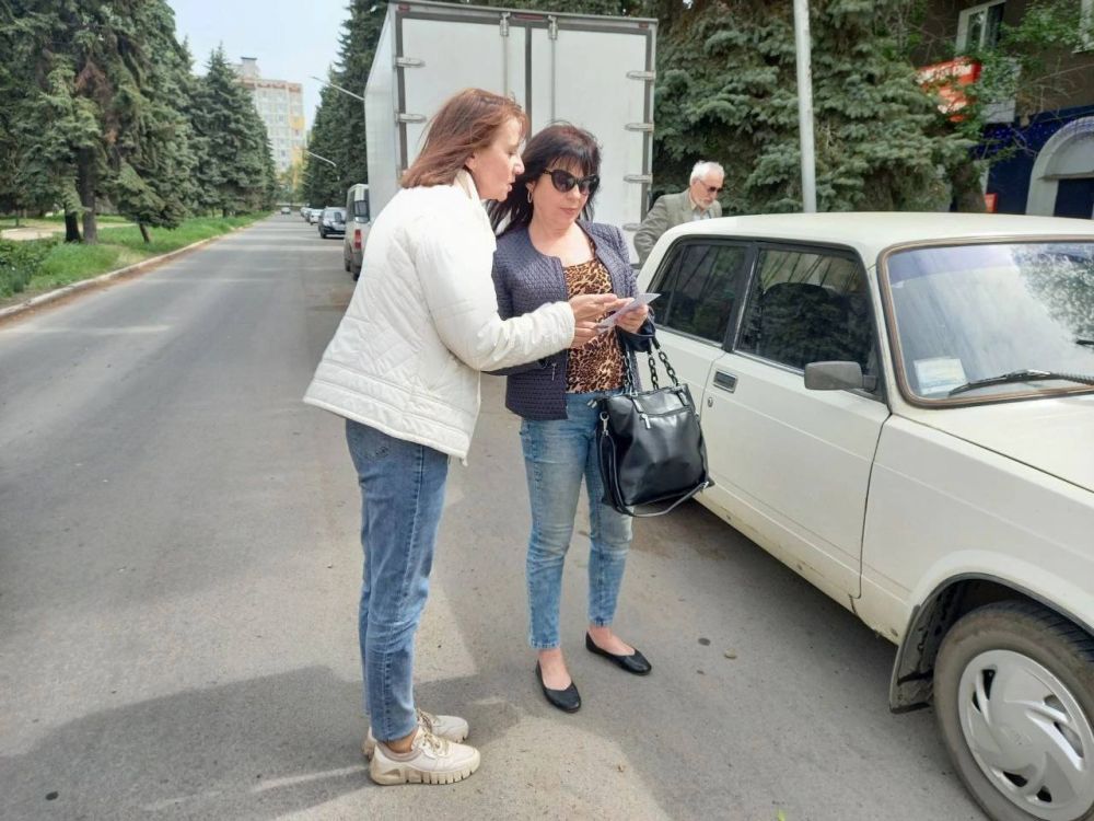 Виктория Жукова: 8 мая в честь празднования Дня Победы прошла значимая акция, которую организовали сотрудники Харцызской центральной модельной библиотеки - раздача буклетов, посвящённых памяти воинов - земляков «Наши земляки... Виктория Жукова: 8 мая в честь празднования Дня Победы прошла значимая акция, которую организовали сотрудники Харцызской центральной модельной библиотеки - раздача буклетов, посвящённых памяти воинов - земляков «Наши земляки...