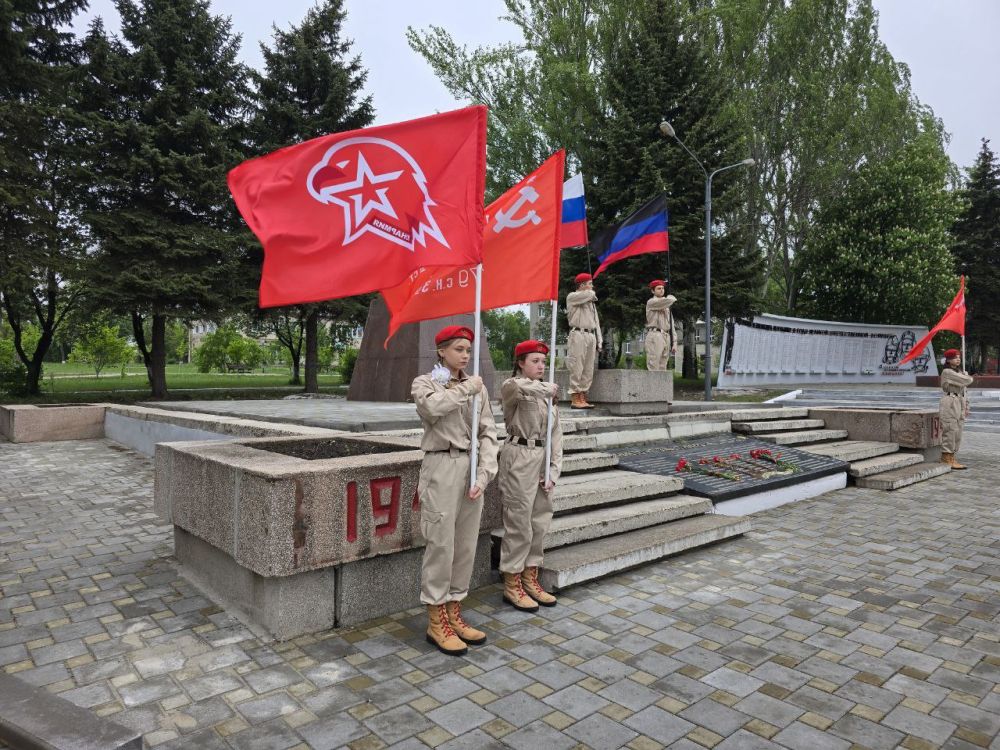В преддверии всенародного праздника - 9 Мая, в рамках акции «Огонь памяти», представители Народного фронта привезли в Ясиноватую частицу пламени, взятого от вечного огня в Алексанровском саду столицы Российской Федерации В преддверии всенародного праздника - 9 Мая, в рамках акции «Огонь памяти», представители Народного фронта привезли в Ясиноватую частицу пламени, взятого от вечного огня в Алексанровском саду столицы Российской Федерации