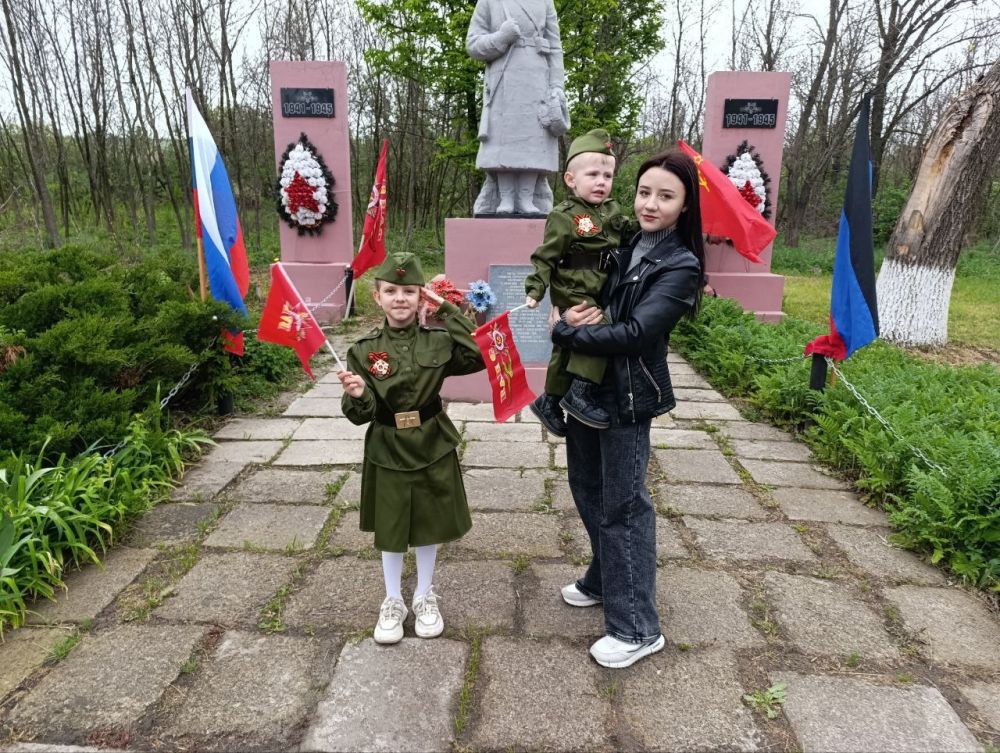 В Ольховке возложили цветы к Братской могиле советских воинов-освободителей В Ольховке возложили цветы к Братской могиле советских воинов-освободителей