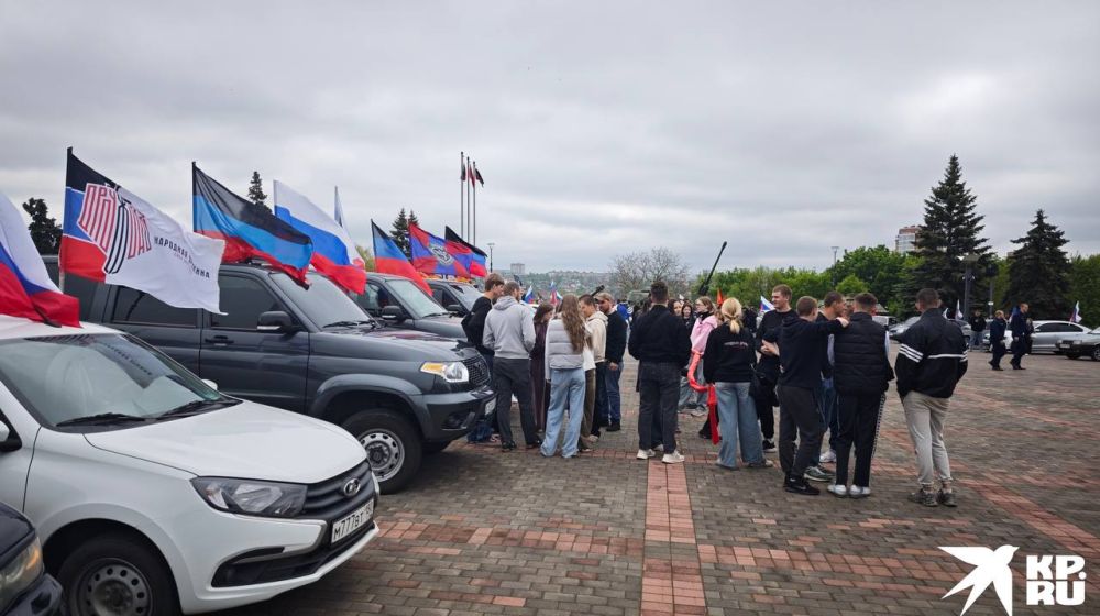 В Донецке участники автопробега развернули огромное Знамя Победы В Донецке участники автопробега развернули огромное Знамя Победы