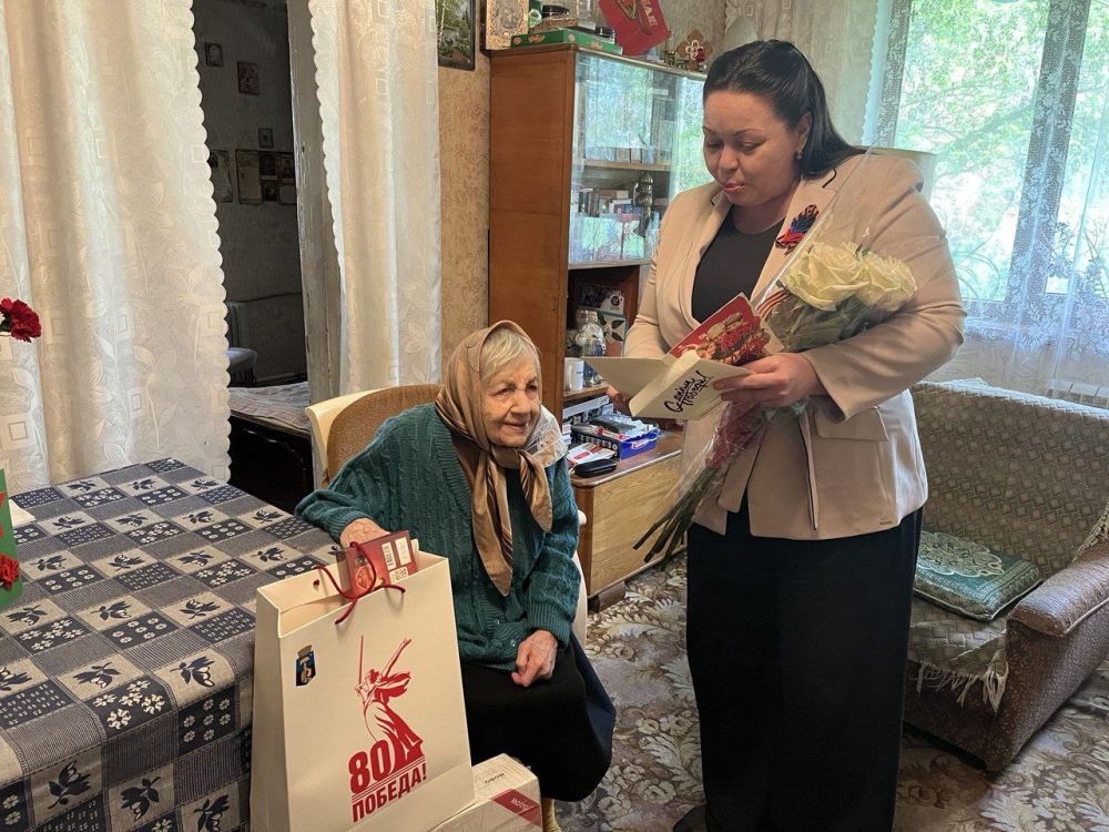 Сегодня вместе с представителями Донецкого городского округа поздравила Ветеранов Великой Отечественной войны Сегодня вместе с представителями Донецкого городского округа поздравила Ветеранов Великой Отечественной войны