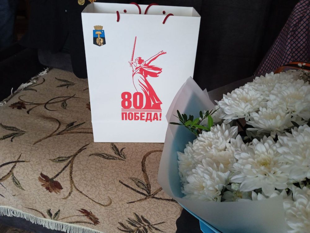 Василий Ткачук: Сегодня в преддверии 80-летия Победы в Великой Отечественной войне совместно с депутатом Народного совета ДНР Юрием Афендиковым поздравила ветерана Геннадия Александровича Пяткина и пожелала крепкого... Василий Ткачук: Сегодня в преддверии 80-летия Победы в Великой Отечественной войне совместно с депутатом Народного совета ДНР Юрием Афендиковым поздравила ветерана Геннадия Александровича Пяткина и пожелала крепкого...
