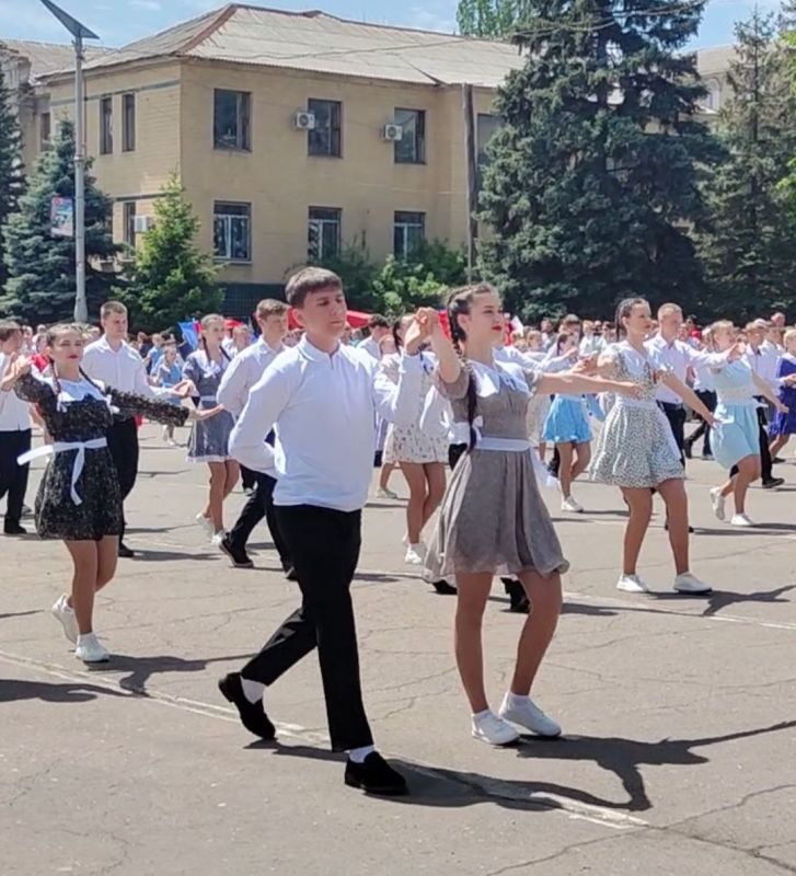 Акция «Вальс Победы». 7 мая, в преддверии Дня Великой Победы, в городском округе Торез состоялся «Вальс Победы» Акция «Вальс Победы». 7 мая, в преддверии Дня Великой Победы, в городском округе Торез состоялся «Вальс Победы»