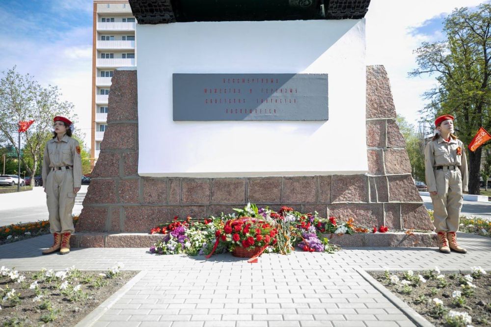 В кругу почетных гостей торжественно открыли памятник танкистам Южного фронта «Танк Т-34» В кругу почетных гостей торжественно открыли памятник танкистам Южного фронта «Танк Т-34»