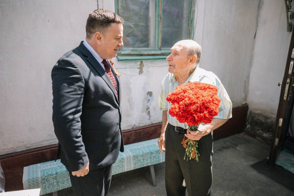 В Мариуполе ветеранам вручили приветственные адреса, подарки и цветы к 9 Мая В Мариуполе ветеранам вручили приветственные адреса, подарки и цветы к 9 Мая