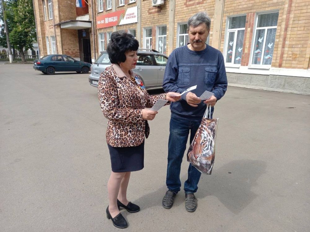 Виктория Жукова: 8 мая в честь празднования Дня Победы прошла значимая акция, которую организовали сотрудники Харцызской центральной модельной библиотеки - раздача буклетов, посвящённых памяти воинов - земляков «Наши земляки... Виктория Жукова: 8 мая в честь празднования Дня Победы прошла значимая акция, которую организовали сотрудники Харцызской центральной модельной библиотеки - раздача буклетов, посвящённых памяти воинов - земляков «Наши земляки...
