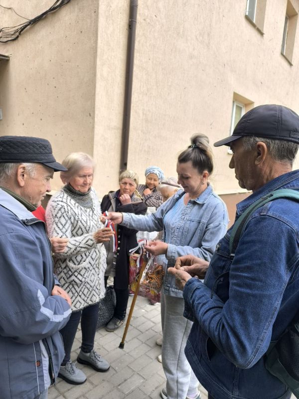 Наталья Великодная: Жителям Кураховского округа накануне праздников вручили ленточки и флажки Наталья Великодная: Жителям Кураховского округа накануне праздников вручили ленточки и флажки