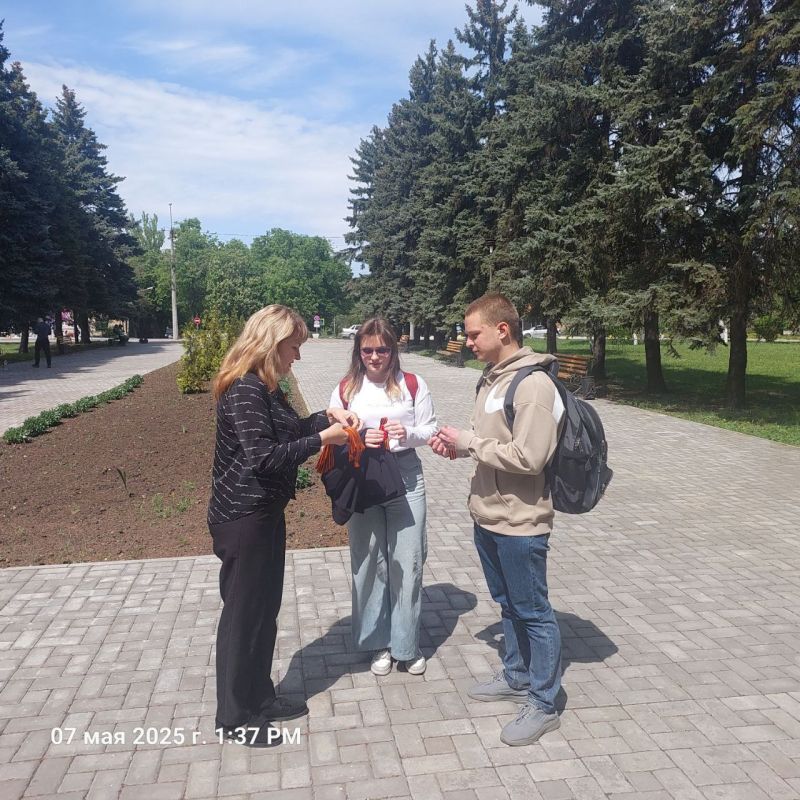 Акция «Георгиевская ленточка» – это не просто ежегодное мероприятие, это мощный символ памяти о Великой Победе, о героизме и самоотверженности советского народа в борьбе с фашизмом Акция «Георгиевская ленточка» – это не просто ежегодное мероприятие, это мощный символ памяти о Великой Победе, о героизме и самоотверженности советского народа в борьбе с фашизмом