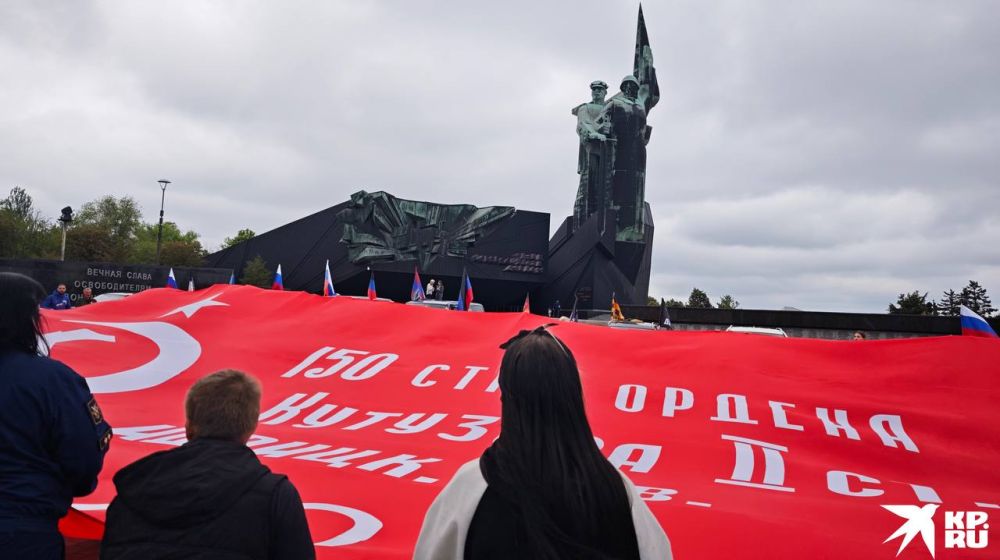 В Донецке участники автопробега развернули огромное Знамя Победы В Донецке участники автопробега развернули огромное Знамя Победы