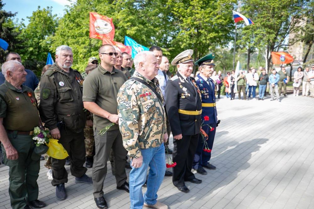 В кругу почетных гостей торжественно открыли памятник танкистам Южного фронта «Танк Т-34» В кругу почетных гостей торжественно открыли памятник танкистам Южного фронта «Танк Т-34»