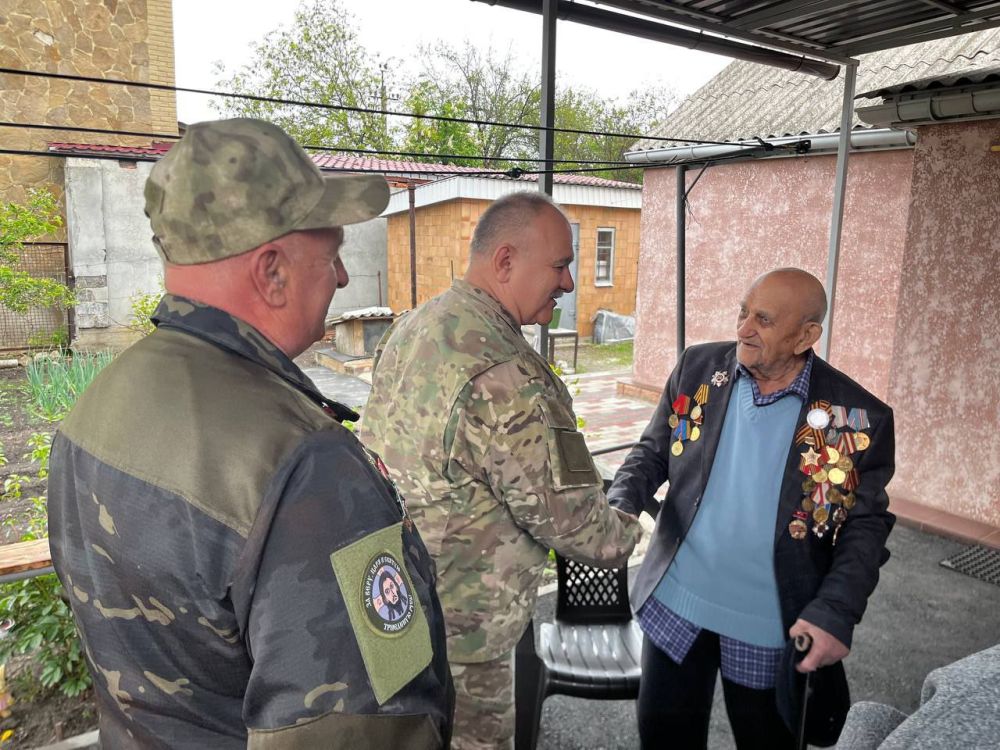 Виктория Жукова: Сегодня, 8 мая, в преддверии празднования Дня Победы от Главы Донецкой Народной Республики Дениса Пушилина Администрацией городского округа Харцызск был передан памятный подарок Ветерану Великой... Виктория Жукова: Сегодня, 8 мая, в преддверии празднования Дня Победы от Главы Донецкой Народной Республики Дениса Пушилина Администрацией городского округа Харцызск был передан памятный подарок Ветерану Великой...