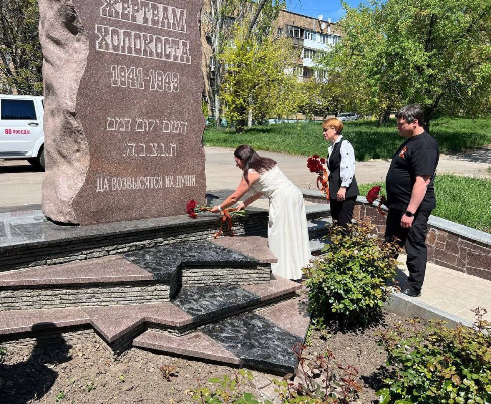 Татьяна Темникова: Прошла торжественная церемония возложения цветов к Памятному знаку «Жертвам Холокоста» Татьяна Темникова: Прошла торжественная церемония возложения цветов к Памятному знаку «Жертвам Холокоста»