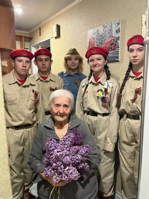 ВЕТЕРАН РЯДОМ. Юнармейцы отряда ВПК «Пламя» штаба местного отделения городского округа Харцызска СШ № 4, ученики из 8-А класса Мокровуз Виктория, Столика Дарья, Бесчаснов Давид, Закаличный Никита с праздничным визитом... ВЕТЕРАН РЯДОМ. Юнармейцы отряда ВПК «Пламя» штаба местного отделения городского округа Харцызска СШ № 4, ученики из 8-А класса Мокровуз Виктория, Столика Дарья, Бесчаснов Давид, Закаличный Никита с праздничным визитом...
