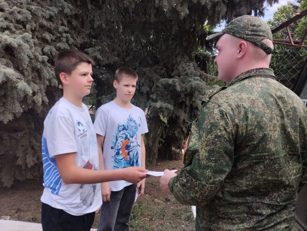 В преддверии праздника волонтеры ГБОУ «Мироновская школа №10 г.о. Дебальцево» поздравили военнослужащих с Днем Победы, подарив им не только символические подарки, но и частичку тепла и признательности в этот знаменательный... В преддверии праздника волонтеры ГБОУ «Мироновская школа №10 г.о. Дебальцево» поздравили военнослужащих с Днем Победы, подарив им не только символические подарки, но и частичку тепла и признательности в этот знаменательный...