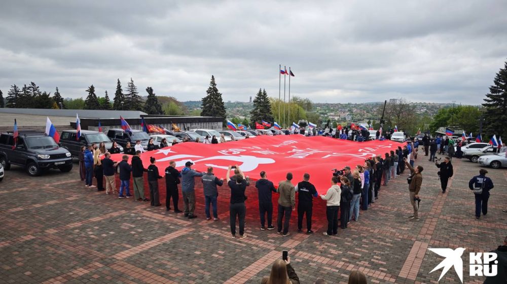 В Донецке участники автопробега развернули огромное Знамя Победы В Донецке участники автопробега развернули огромное Знамя Победы