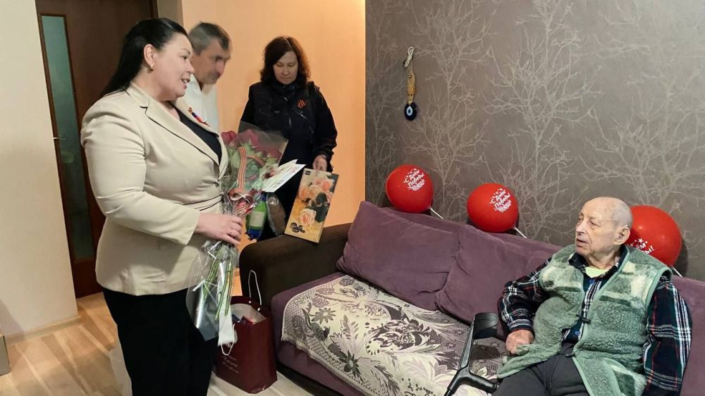 Сегодня вместе с представителями Донецкого городского округа поздравила Ветеранов Великой Отечественной войны Сегодня вместе с представителями Донецкого городского округа поздравила Ветеранов Великой Отечественной войны