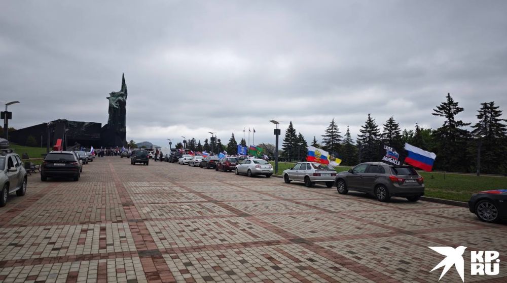 В Донецке участники автопробега развернули огромное Знамя Победы В Донецке участники автопробега развернули огромное Знамя Победы