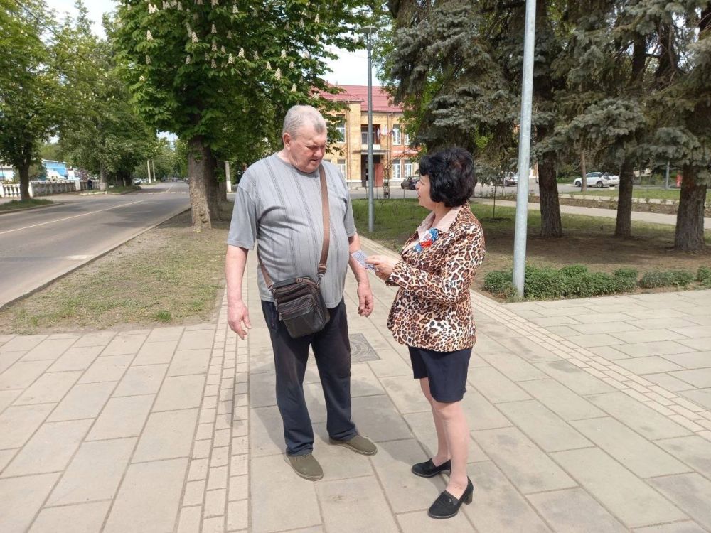 Виктория Жукова: 8 мая в честь празднования Дня Победы прошла значимая акция, которую организовали сотрудники Харцызской центральной модельной библиотеки - раздача буклетов, посвящённых памяти воинов - земляков «Наши земляки... Виктория Жукова: 8 мая в честь празднования Дня Победы прошла значимая акция, которую организовали сотрудники Харцызской центральной модельной библиотеки - раздача буклетов, посвящённых памяти воинов - земляков «Наши земляки...