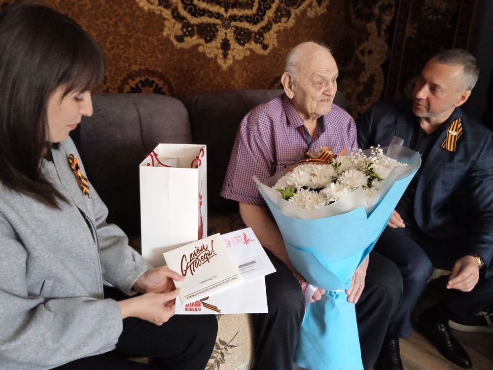 Василий Ткачук: Сегодня в преддверии 80-летия Победы в Великой Отечественной войне совместно с депутатом Народного совета ДНР Юрием Афендиковым поздравила ветерана Геннадия Александровича Пяткина и пожелала крепкого... Василий Ткачук: Сегодня в преддверии 80-летия Победы в Великой Отечественной войне совместно с депутатом Народного совета ДНР Юрием Афендиковым поздравила ветерана Геннадия Александровича Пяткина и пожелала крепкого...