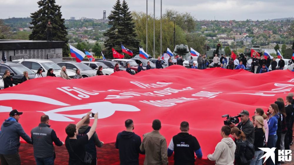 В Донецке участники автопробега развернули огромное Знамя Победы В Донецке участники автопробега развернули огромное Знамя Победы