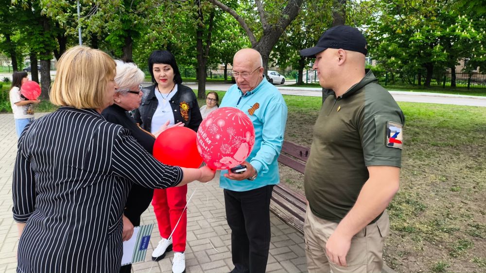 Наталья Бегуненко: В канун празднования 80-летия Победы у памятника «Петровчанам, погибшим в годы Великой Отечественной войны» состоялся поэтический флешмоб «Декларируй во имя мира!» Наталья Бегуненко: В канун празднования 80-летия Победы у памятника «Петровчанам, погибшим в годы Великой Отечественной войны» состоялся поэтический флешмоб «Декларируй во имя мира!»