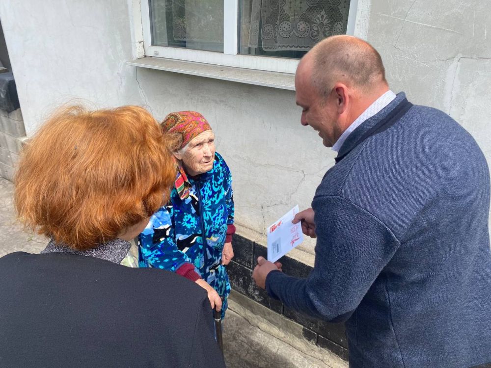 В преддверии одного из главных праздников страны Дня Победы и в честь его 80-летия поздравили ветеранов ВОВ с наступающим праздником В преддверии одного из главных праздников страны Дня Победы и в честь его 80-летия поздравили ветеранов ВОВ с наступающим праздником