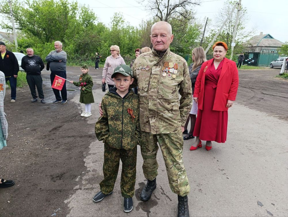 В Ольховке возложили цветы к Братской могиле советских воинов-освободителей В Ольховке возложили цветы к Братской могиле советских воинов-освободителей