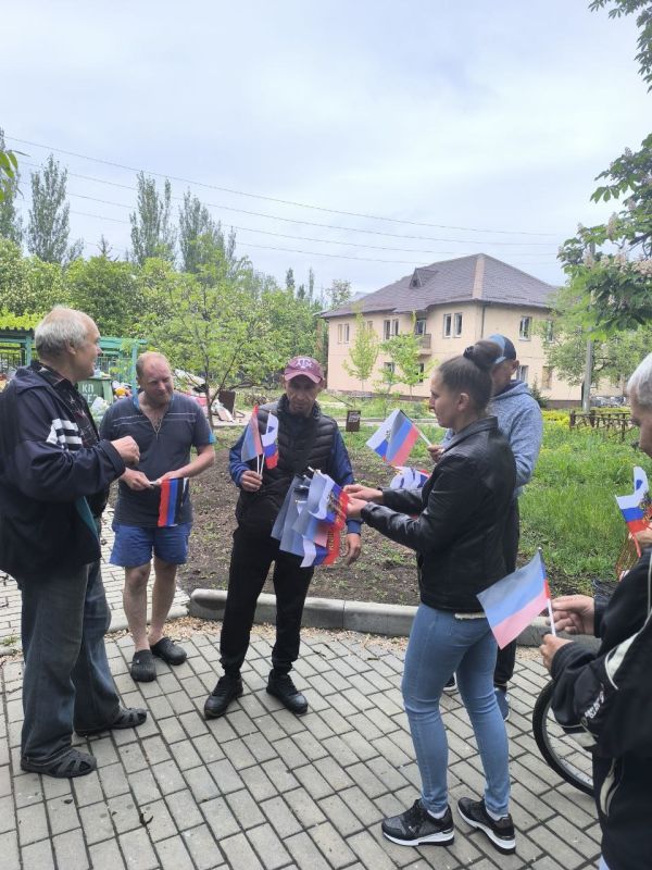 Наталья Великодная: Жителям Кураховского округа накануне праздников вручили ленточки и флажки Наталья Великодная: Жителям Кураховского округа накануне праздников вручили ленточки и флажки