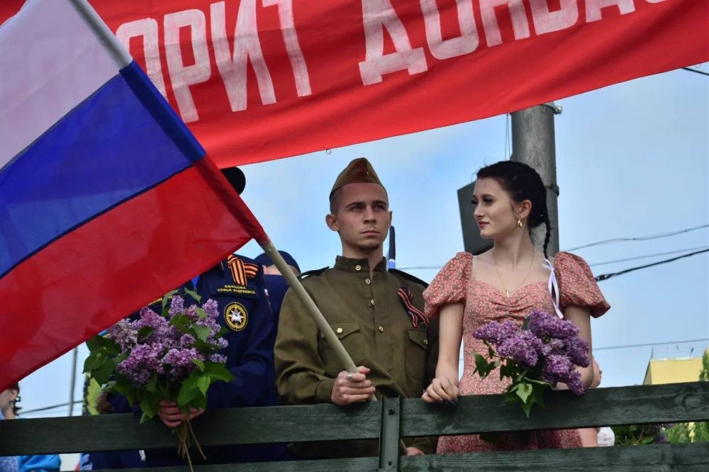 Анна Артеева вместе с активистами Донецкого регионального отделения Всероссийского студенческого корпуса спасателей ко Дню Победы проводят акцию «Внимание, говорит Донбасс!» Анна Артеева вместе с активистами Донецкого регионального отделения Всероссийского студенческого корпуса спасателей ко Дню Победы проводят акцию «Внимание, говорит Донбасс!»