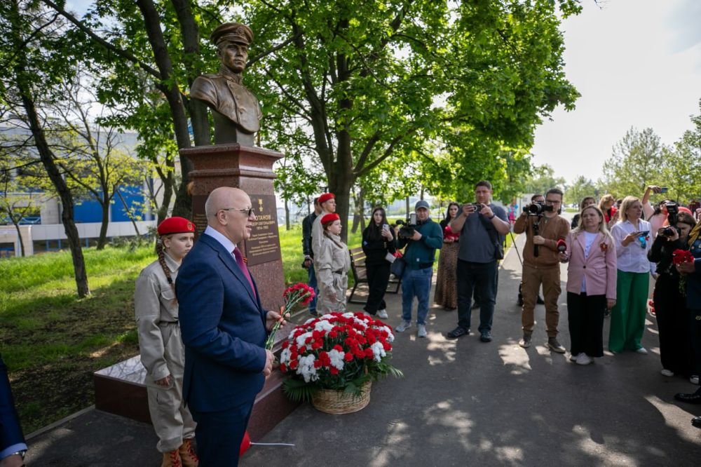 Олег Моргун: Возложением цветов к монументу Воину-освободителю на площади Ленинского Комсомола дали старт официальным торжествам по случаю 80-летия Победы Олег Моргун: Возложением цветов к монументу Воину-освободителю на площади Ленинского Комсомола дали старт официальным торжествам по случаю 80-летия Победы