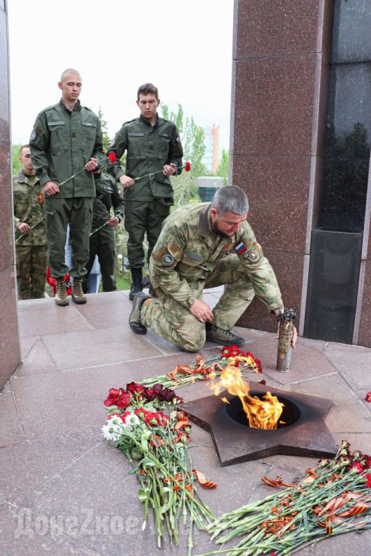 Две высоты, одна память: на Саур-Могилу привезли Вечный огонь с Мамаева кургана Две высоты, одна память: на Саур-Могилу привезли Вечный огонь с Мамаева кургана