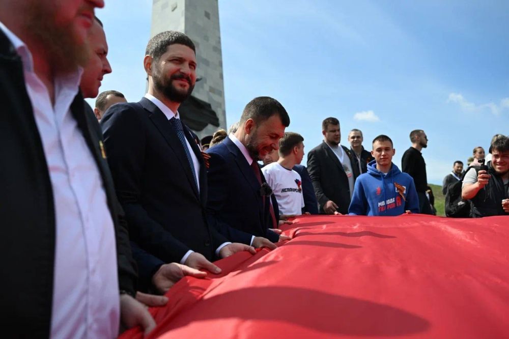 Александр Волошин: #НЕПОКОРЁННЫЕ2025. Сегодня, в день 80-летия Великой Победы, на священном для всего Донбасса месте - Саур-Могиле Александр Волошин: #НЕПОКОРЁННЫЕ2025. Сегодня, в день 80-летия Великой Победы, на священном для всего Донбасса месте - Саур-Могиле