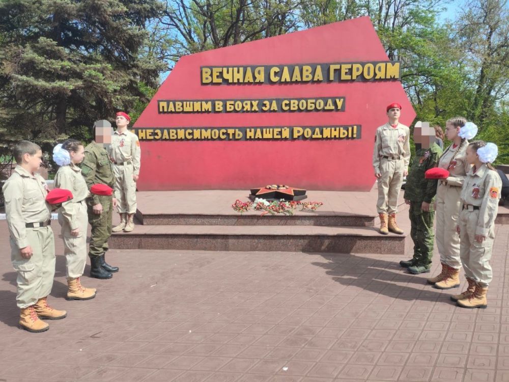 09.05.2025. Юнармейцы ВПК «Амазонки» и ВПК «КОРСА» имени Героя РФ, Героя ДНР О. С. Качуры города Горловки совместно с военнослужащими 109-го отдельного стрелкового полка, 132-й отдельной мотострелковой бригады отдали дань... 09.05.2025. Юнармейцы ВПК «Амазонки» и ВПК «КОРСА» имени Героя РФ, Героя ДНР О. С. Качуры города Горловки совместно с военнослужащими 109-го отдельного стрелкового полка, 132-й отдельной мотострелковой бригады отдали дань...