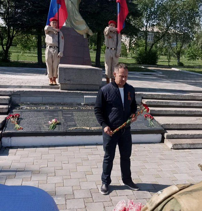 Сегодня, в день 80-летия Великой Победы, площадь Славы в Ясиноватой объединила тех, чья ежедневная работа — защищать, восстанавливать и созидать Сегодня, в день 80-летия Великой Победы, площадь Славы в Ясиноватой объединила тех, чья ежедневная работа — защищать, восстанавливать и созидать