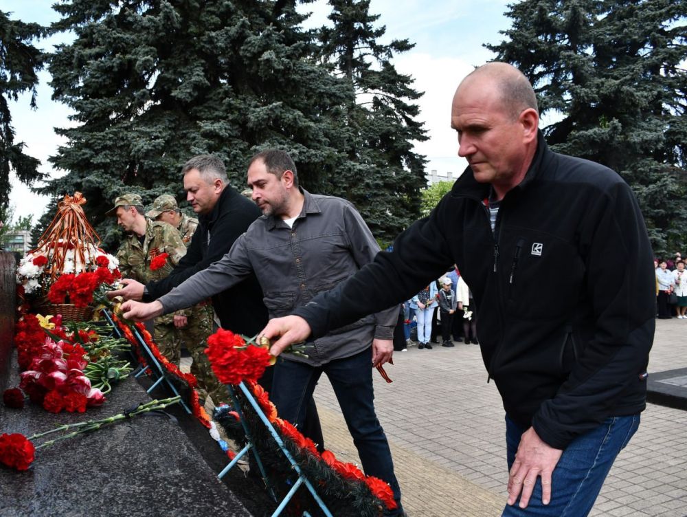 Торжественное мероприятие по случаю 80-й годовщины Победы в Великой Отечественной войне прошло в самом сердце Дебальцево - на Центральной площади - у монумента Вечной славы Торжественное мероприятие по случаю 80-й годовщины Победы в Великой Отечественной войне прошло в самом сердце Дебальцево - на Центральной площади - у монумента Вечной славы