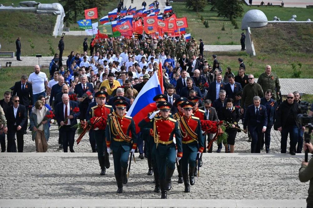 Александр Волошин: #НЕПОКОРЁННЫЕ2025. Сегодня, в день 80-летия Великой Победы, на священном для всего Донбасса месте - Саур-Могиле Александр Волошин: #НЕПОКОРЁННЫЕ2025. Сегодня, в день 80-летия Великой Победы, на священном для всего Донбасса месте - Саур-Могиле