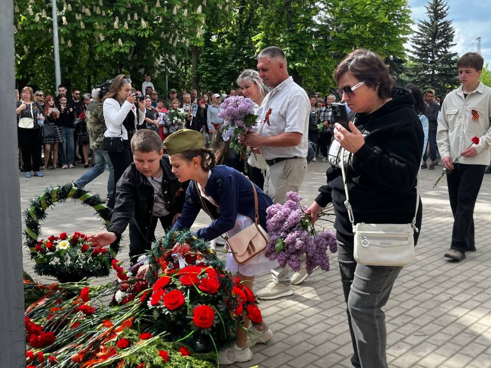 Виктория Жукова: Сегодня, 9 мая, в день 80-летней годовщины Победы, в Харцызске прошло возложение цветов на «Аллее Памяти» к памятнику «Неизвестному солдату» Виктория Жукова: Сегодня, 9 мая, в день 80-летней годовщины Победы, в Харцызске прошло возложение цветов на «Аллее Памяти» к памятнику «Неизвестному солдату»