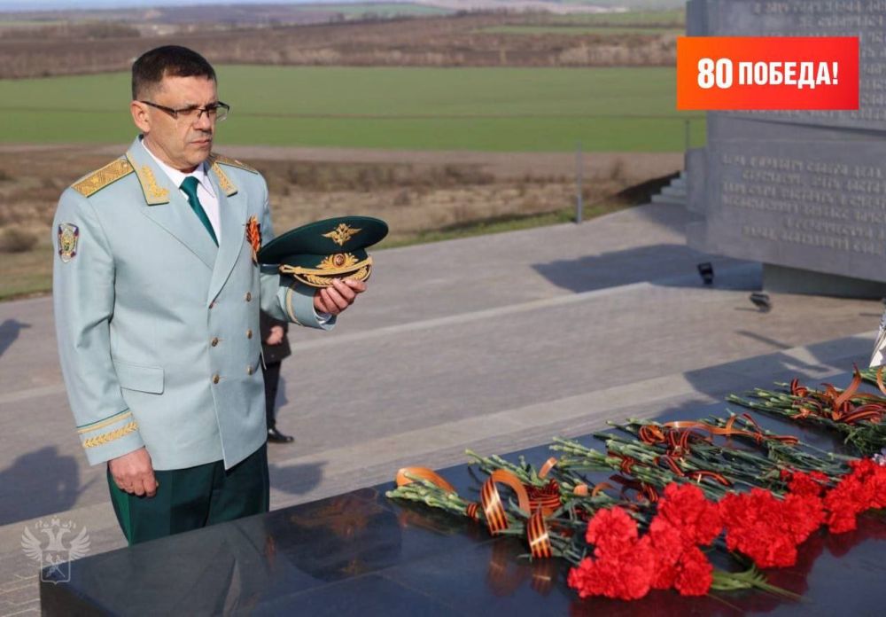 Руководитель ФТС России Валерий Пикалёв посетил мемориальный комплекс «Саур-Могила» Руководитель ФТС России Валерий Пикалёв посетил мемориальный комплекс «Саур-Могила»