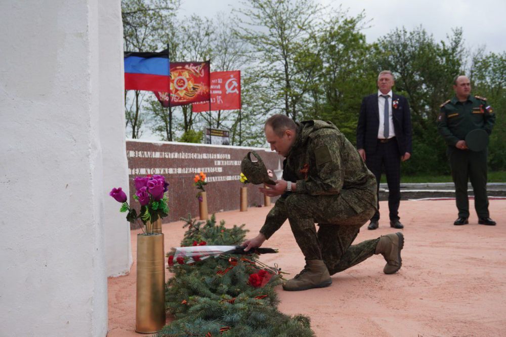Сергей Юзвинкевич: Вместе с представителями комендатуры, военного комиссариата и участниками автопробега, посвященного Дню Победы, возложили гирлянду и цветы к памятному знаку, установленному на братской могиле советских... Сергей Юзвинкевич: Вместе с представителями комендатуры, военного комиссариата и участниками автопробега, посвященного Дню Победы, возложили гирлянду и цветы к памятному знаку, установленному на братской могиле советских...