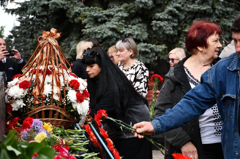 День Победы — это не просто дата в календаре, это символ мужества, стойкости и единства народа, который прошел через ужасы войны и вышел победителем День Победы — это не просто дата в календаре, это символ мужества, стойкости и единства народа, который прошел через ужасы войны и вышел победителем