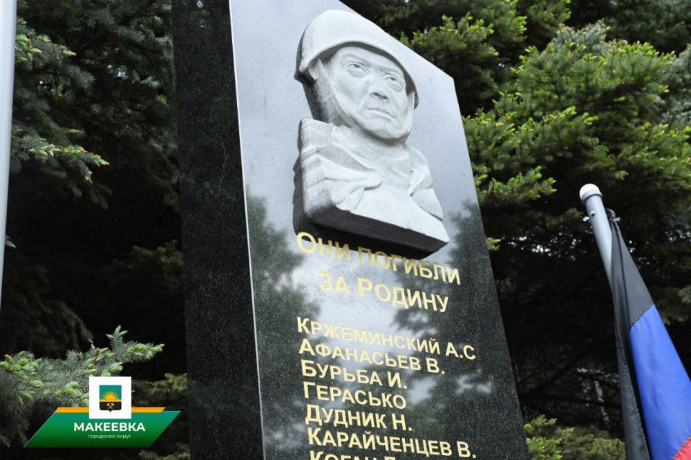 В макеевской школе №5 открыли отреставрированный Обелиск Славы В макеевской школе №5 открыли отреставрированный Обелиск Славы