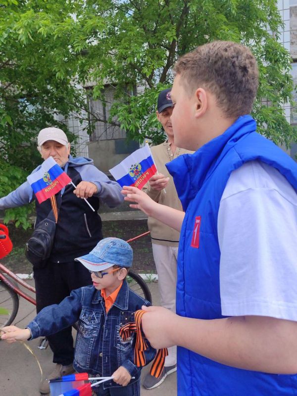 Активная молодежь Иловайска в честь празднования Дня Победы раздали георгиевские ленты и флаги жителям округа Активная молодежь Иловайска в честь празднования Дня Победы раздали георгиевские ленты и флаги жителям округа