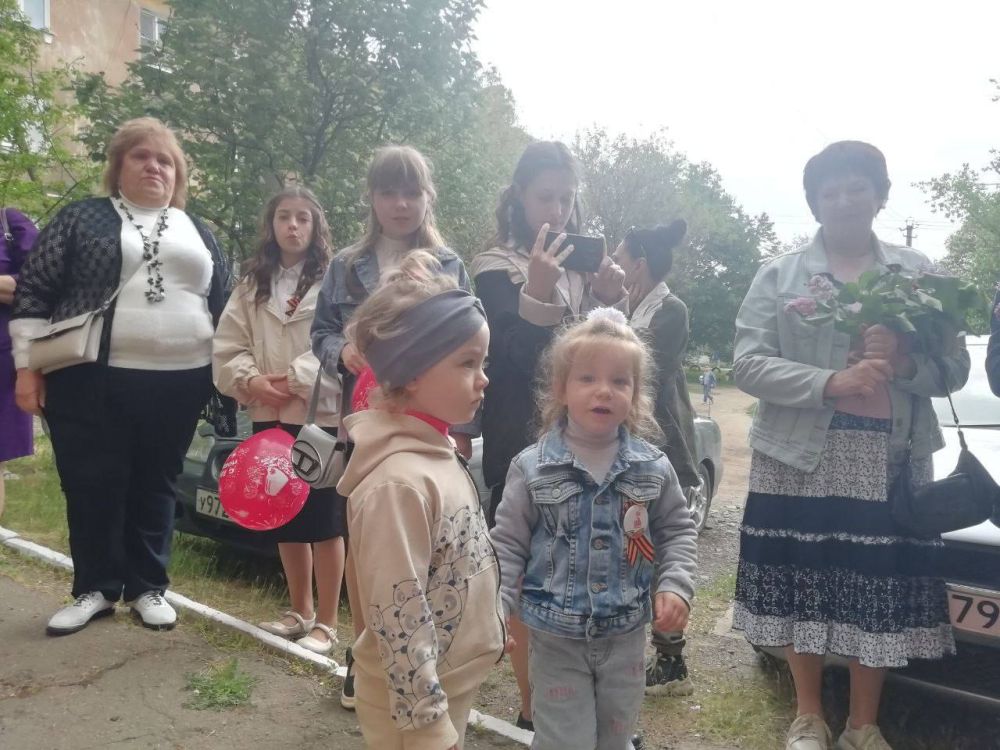 "Поем двором". Народный вокальный коллектив "Калинка" и творческие работники МБУ "ЗГДК " Приняли участие в акции"Поём двором".Теплое и душевное выступление артистов пришлось по нраву каждому присутствующему зрителю "Поем двором". Народный вокальный коллектив "Калинка" и творческие работники МБУ "ЗГДК " Приняли участие в акции"Поём двором".Теплое и душевное выступление артистов пришлось по нраву каждому присутствующему зрителю