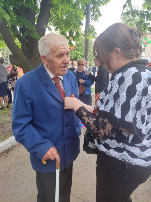 Активная молодежь Иловайска в честь празднования Дня Победы раздали георгиевские ленты и флаги жителям округа Активная молодежь Иловайска в честь празднования Дня Победы раздали георгиевские ленты и флаги жителям округа