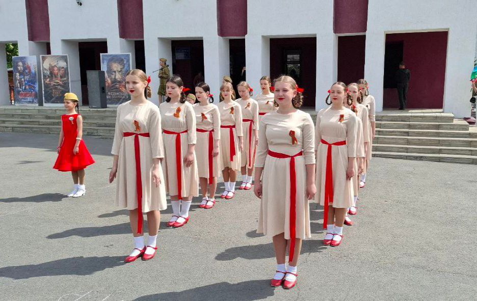 В Снежном прошла Всероссийская акция «Вальс Победы» В Снежном прошла Всероссийская акция «Вальс Победы»