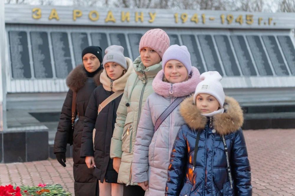 В день Великой Победы сотрудники Волновахского ОДК им. Героя России В. А. Жоги совместно с Волновахской ЦБС провели патриотическую акцию по раздаче георгиевских ленточек В день Великой Победы сотрудники Волновахского ОДК им. Героя России В. А. Жоги совместно с Волновахской ЦБС провели патриотическую акцию по раздаче георгиевских ленточек