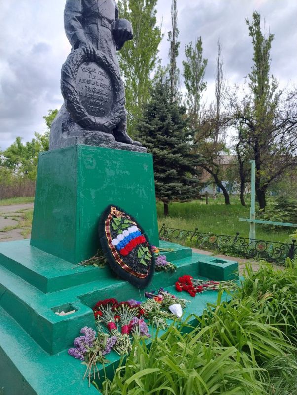 Наталья Великодная: В День 80-летия Великой Победы жители освобождённых населенных пунктов Кураховского муниципального округа возложили цветы к мемориалам советских воинов Наталья Великодная: В День 80-летия Великой Победы жители освобождённых населенных пунктов Кураховского муниципального округа возложили цветы к мемориалам советских воинов
